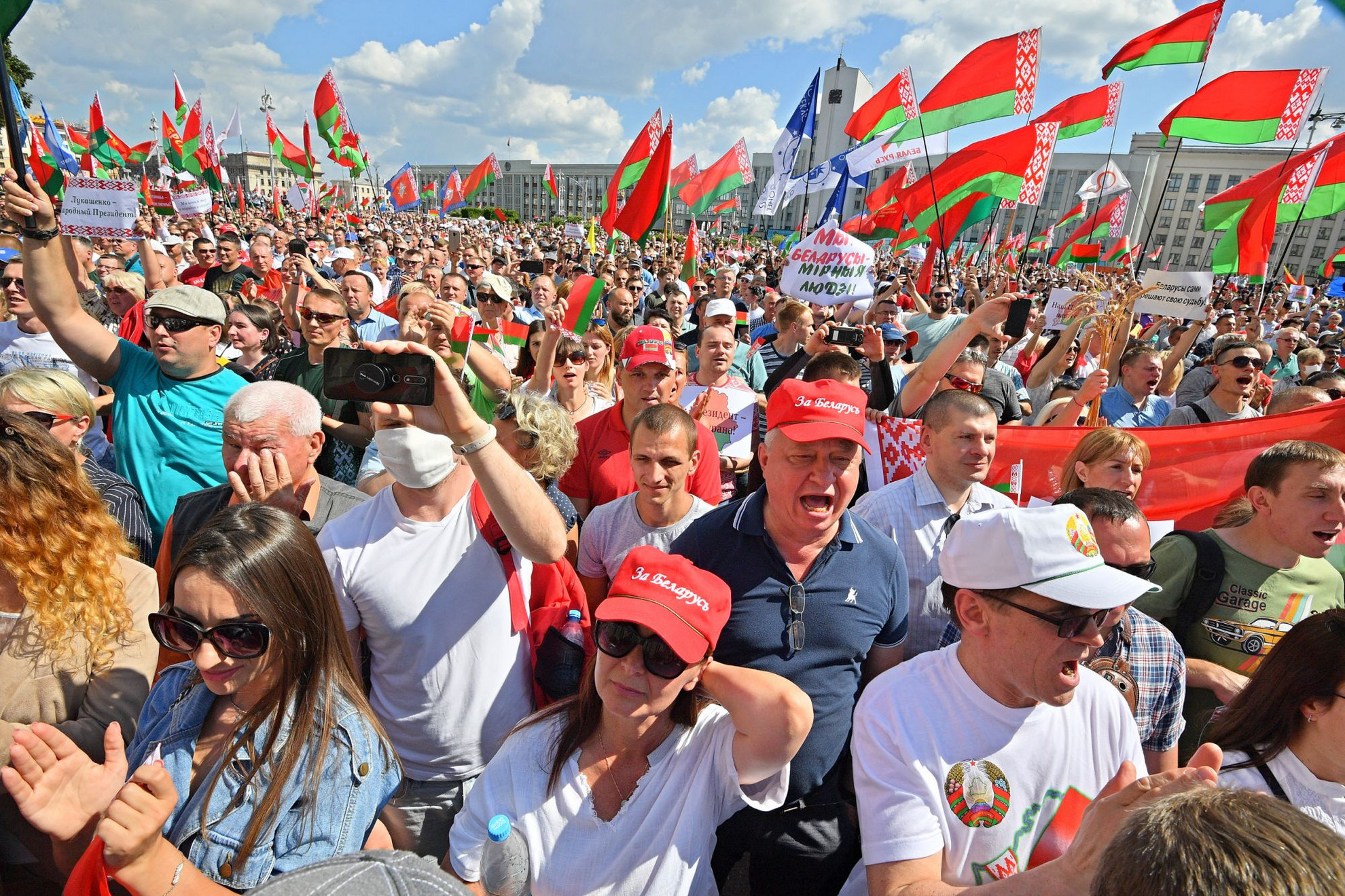 Ezrek gyűltek össze Minszkben, hogy támogatásukról biztosítsák Lukasenkát