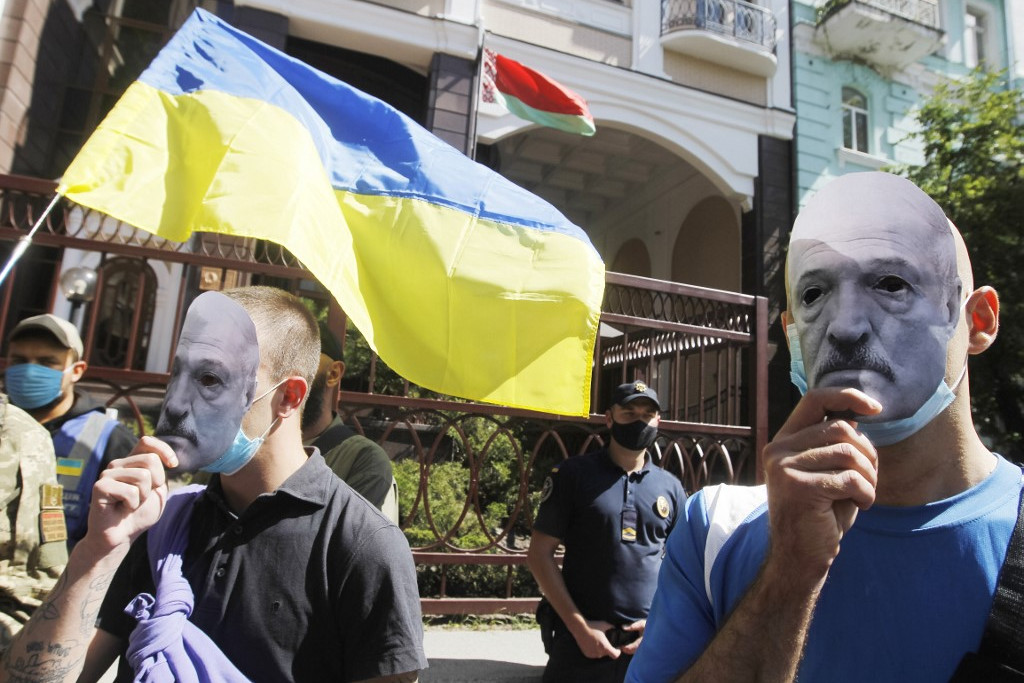 Lukasenka-maszkos tüntetők Fehéroroszországban