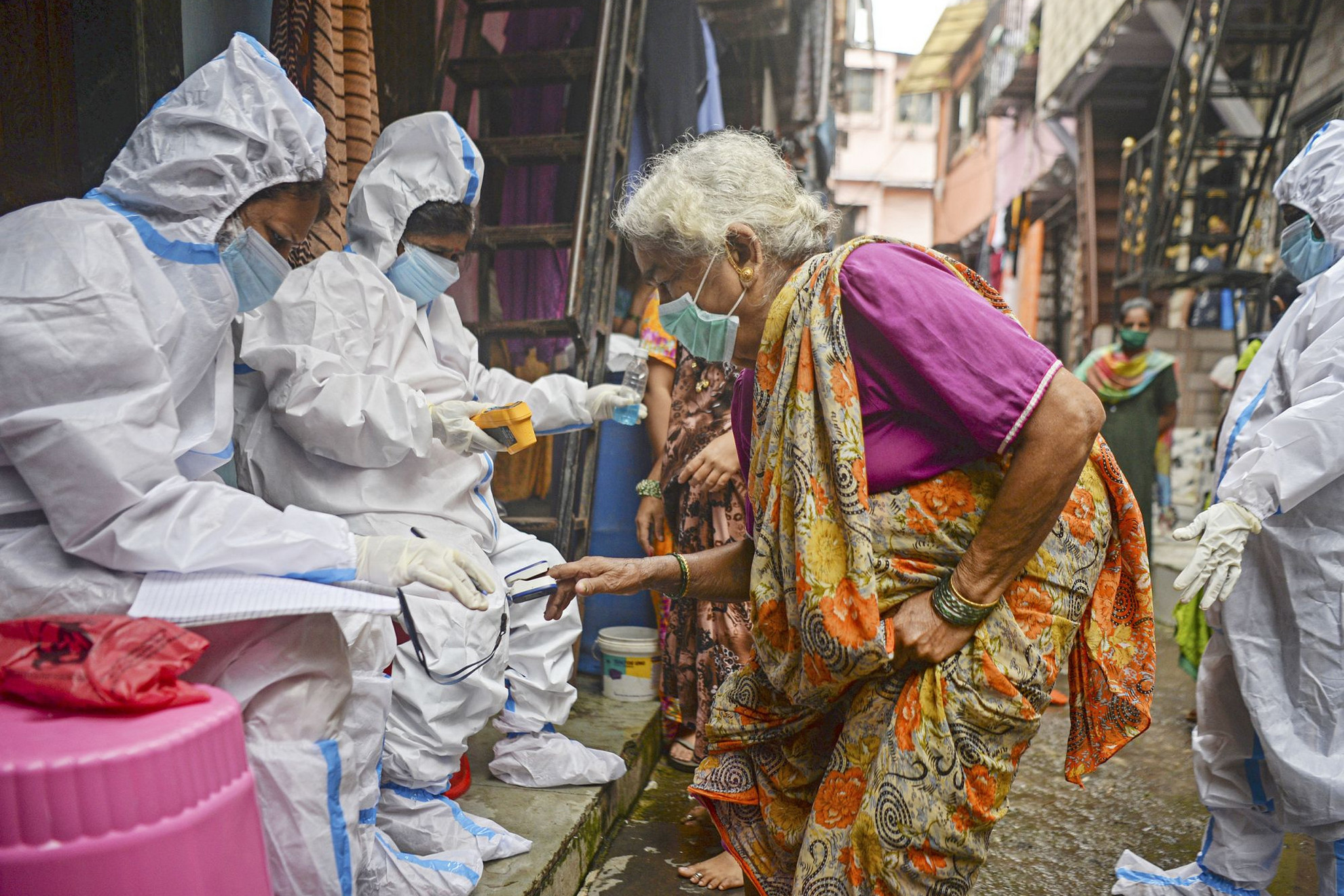 Fotó: AFP/Indranil Mukherjee Egészségügyi dolgozók hőmérsékletméréseket végeznek az indiai Mumbaiban