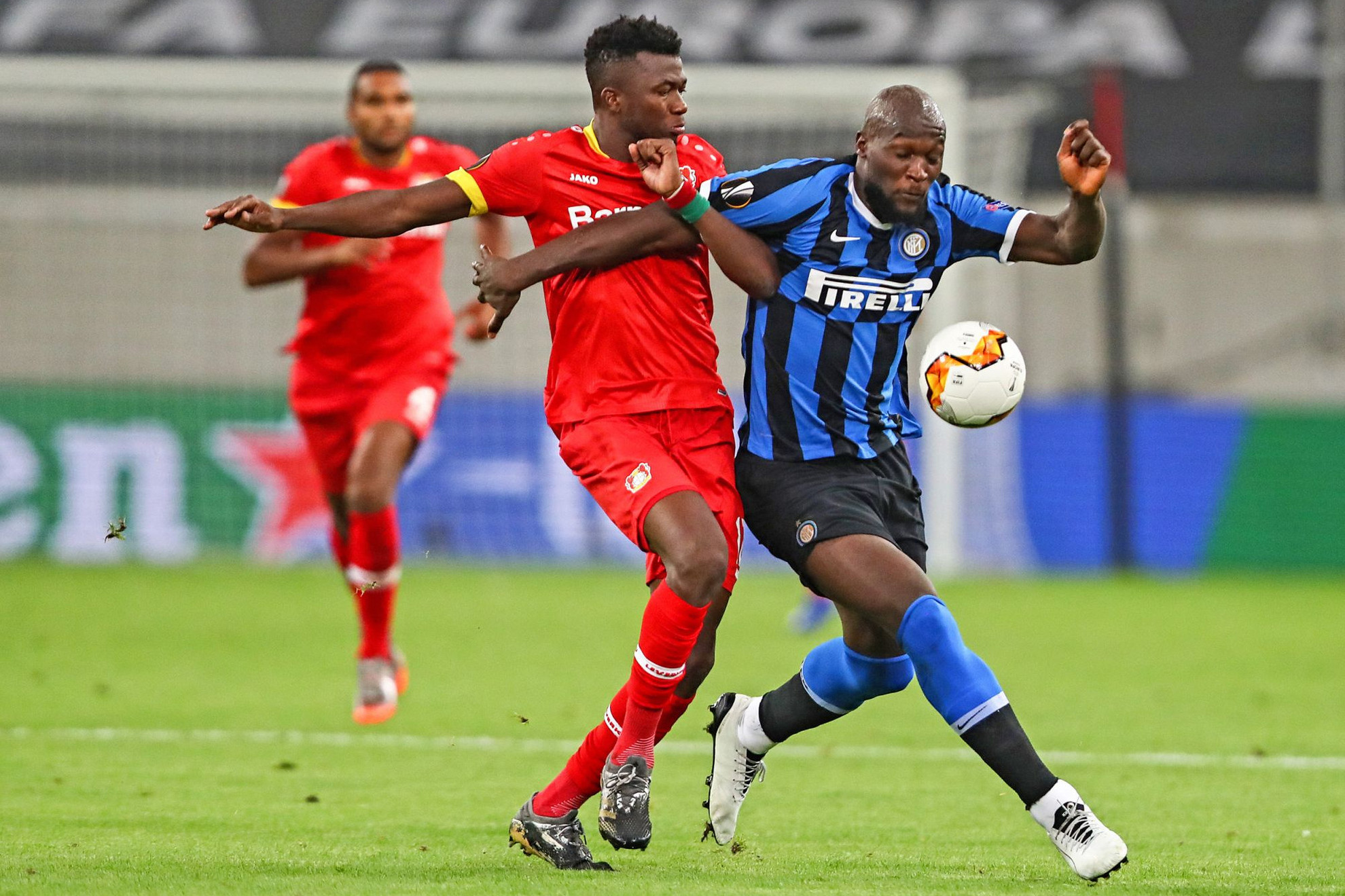 Fotó: AFP/Pool/Dean Mouhtaropoulos Csúcsot hozott az Európa-liga negyeddöntőinek első napja. Romelu Lukaku, az Internazionale belga válogatott csatára (képünkön jobbra) sorozatban a kilencedik mérkőzésén is a kapuba talált a második számú kupasorozatban, s ezzel megdöntötte az angol csodacsatár, Alan Shearer 2004–2005-ös csúcsát. A bivalyerős középcsatárnak – a számára legjobb esetben is – még két meccse van, hogy utolérje Samuel Eto’ót, aki a 2009–2010-es, triplázással zárt szezonban 37 gólig jutott az Interben, klubrekord felállítva. Lukaku 31-nél tart. A csapata 2–1-re verte a Bayer Leverkusent Düsseldorfban. A Manchester United 120 perces csatában, Bruno Fernandes tizenegyes góljával lépett túl a nagyszerűen védekező Københavnon Kölnben. A dánok kapusa, Karl-Johan Johnsson szenzációsan védett, az Európa-ligában még egyetlen kapus sem produkált az övénél jobb teljesítményt, nem mutatott be 13-nál több védést. A második két negyeddöntő (Sahtar–Basel, Wolverhampton–Sevilla) lapzárta után ért véget. (AD)