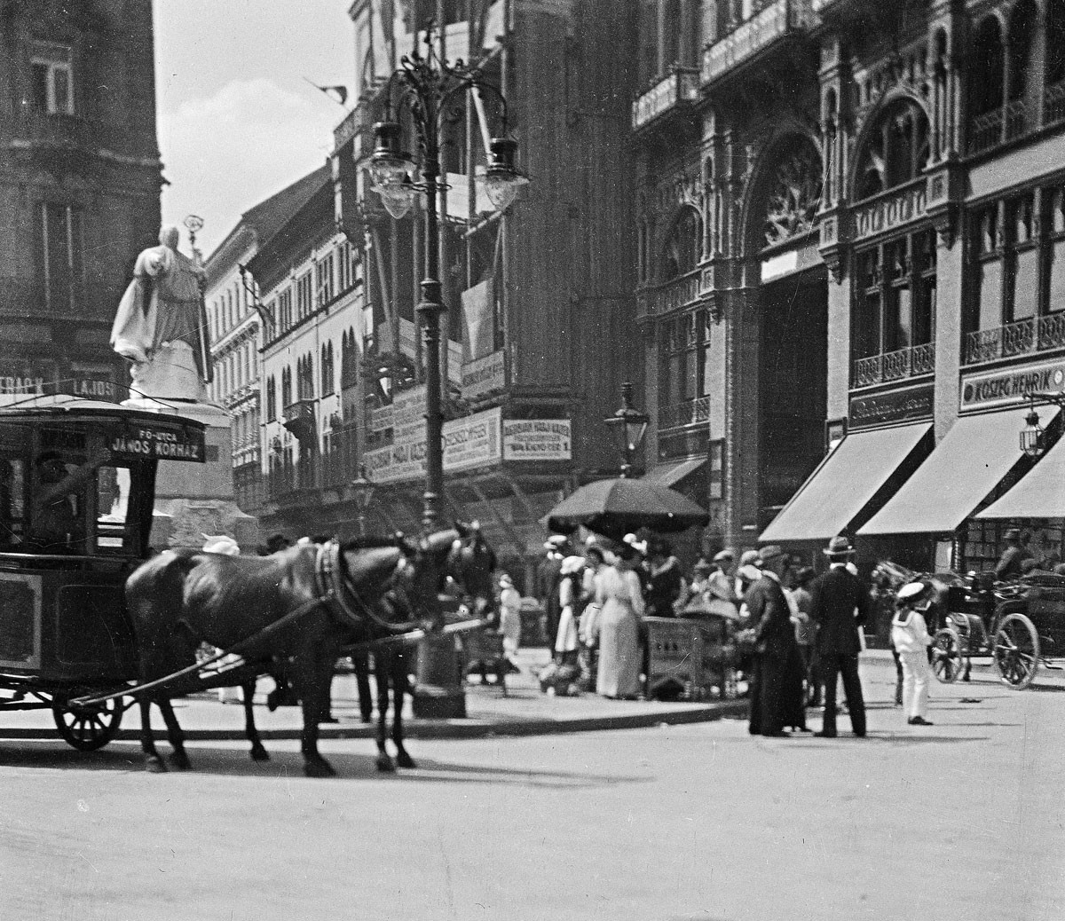 1916, Budapest. Ferenciek tere (Kígyó tér) Pázmány Péter szobrával. Jobbra a Girardi-ház építkezése
