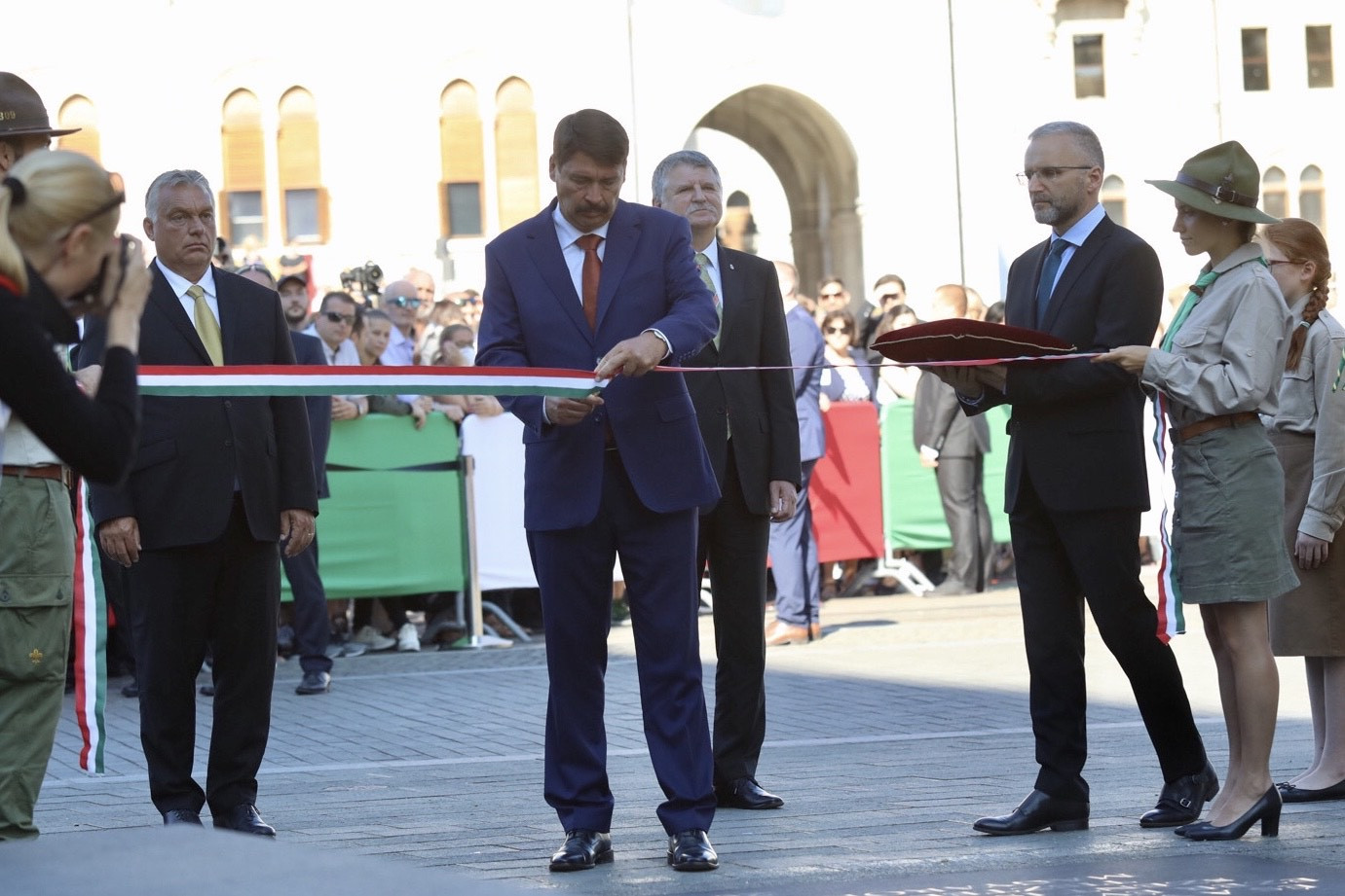 Áder János köztársasági elnök átadja az Összetartozás emlékhelyét a Kossuth téren az államalapítás és az államalapító Szent István király ünnepén, 2020. augusztus 20-án