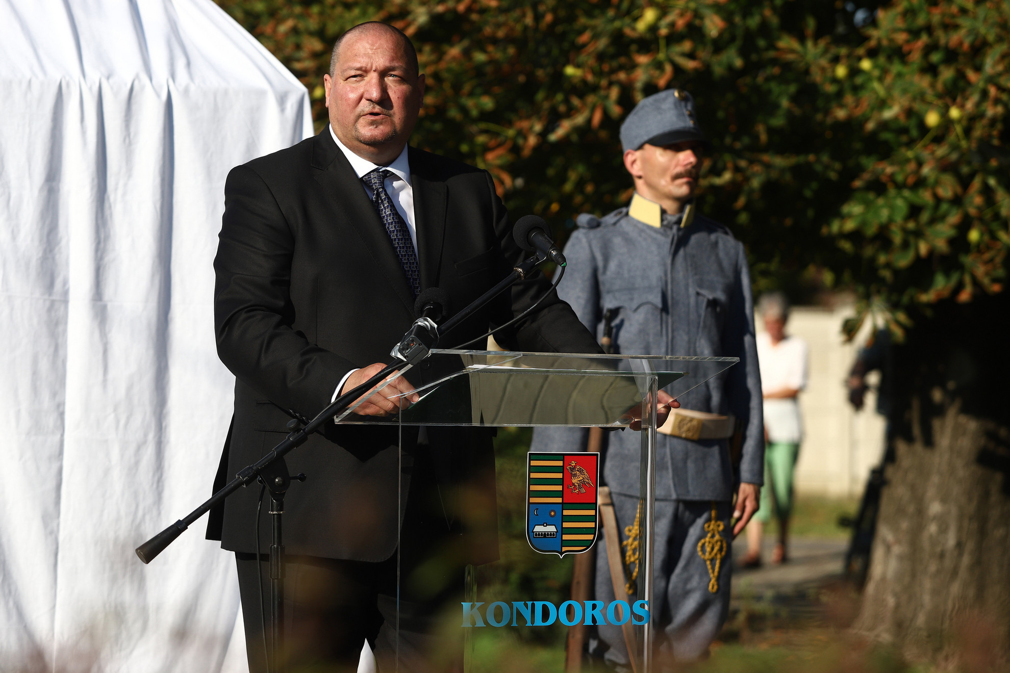 Németh Szilárd, a Honvédelmi Minisztérium parlamenti államtitkára beszédet mond a trianoni békeszerződés aláírásának 100. évfordulója alkalmából állított szobor felavatásán Kondoroson 2020. augusztus 21-én