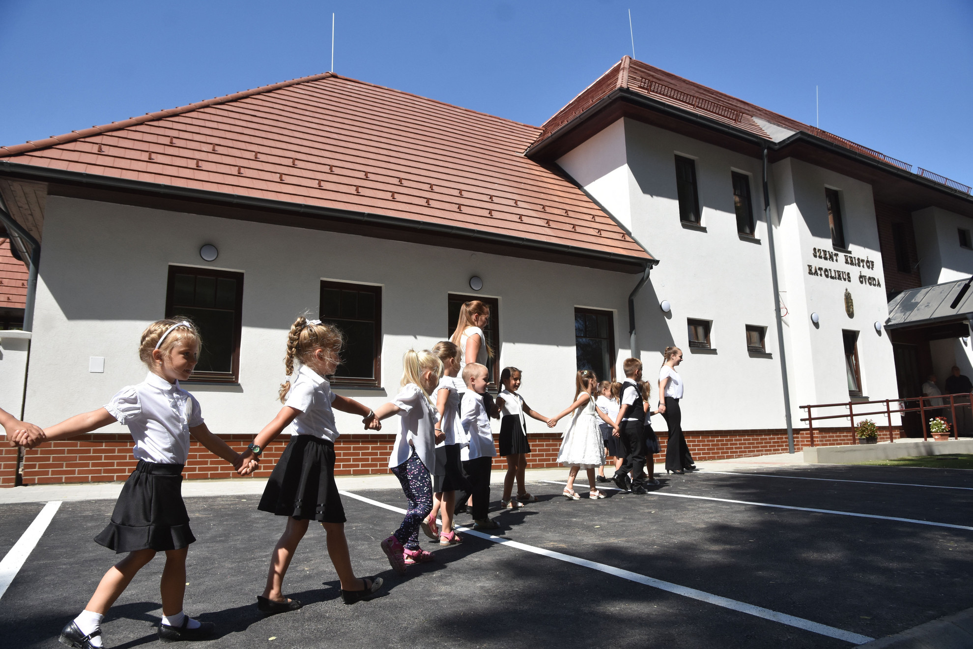 Fotó: MTI/Mészáros János Óvodások műsora az új Szent Kristóf Katolikus Óvoda átadóünnepségén Törökszentmiklóson