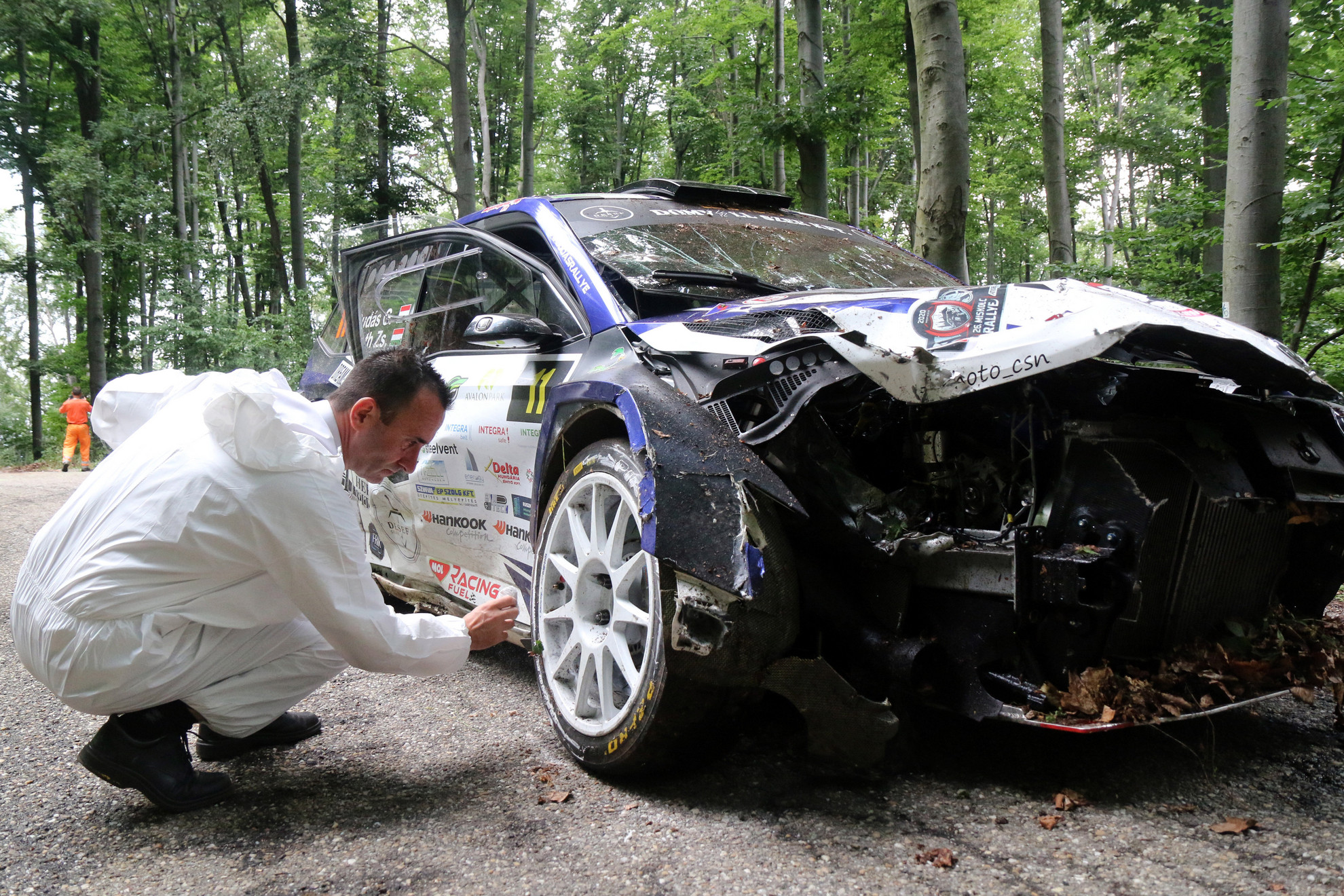 Fotó: MTI/Vajda János Rendőr helyszínel annak a balesetnek a helyszínén, amely a Miskolc Rally Bánkút-Mályinka közötti gyorsasági szaszán történt 2020. augusztus 15-én