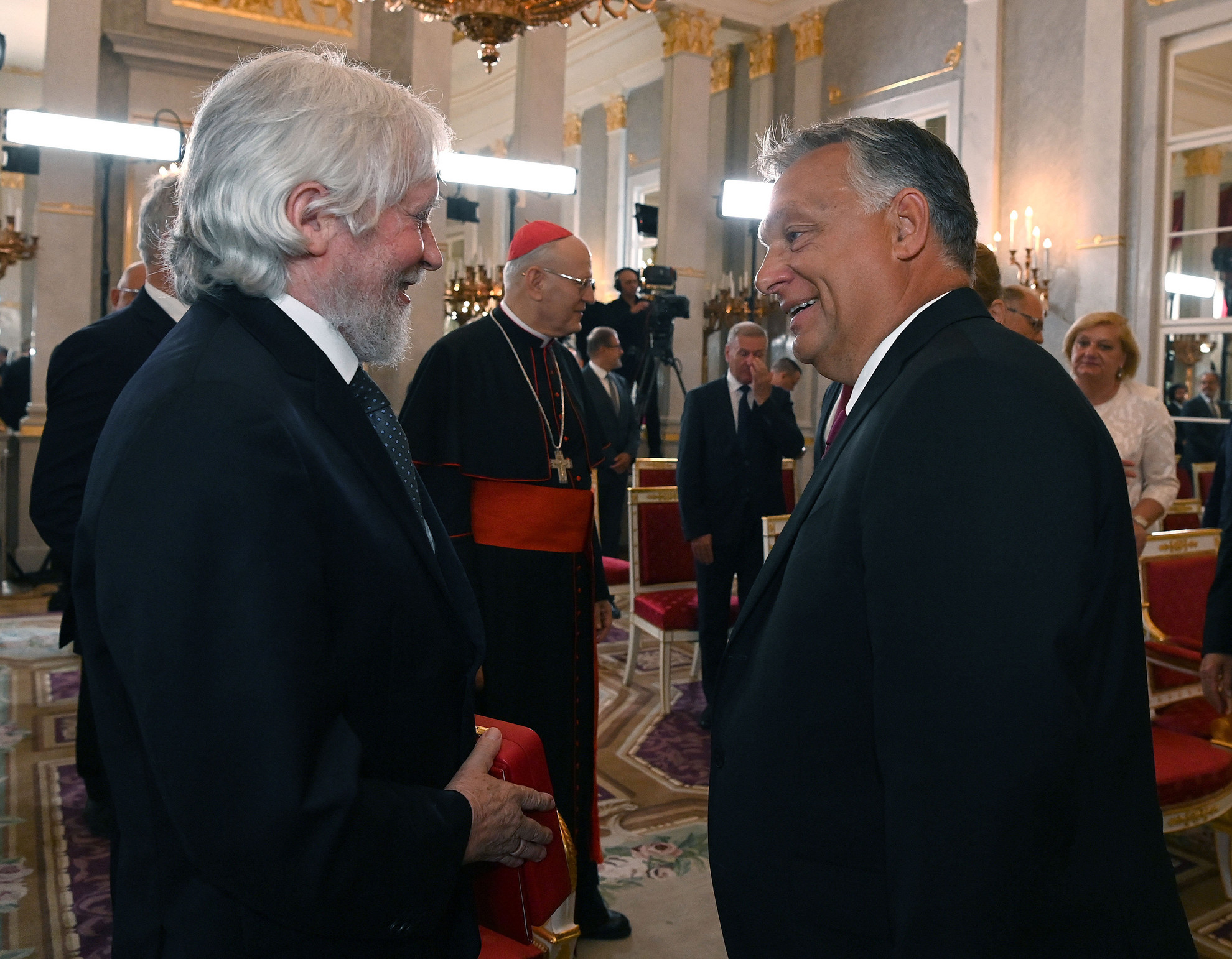 Orbán Viktor miniszterelnök (j) beszélget Szemerédi Endrével (b). Mellettük Erdő Péter bíboros, esztergom-budapesti érsek (k).