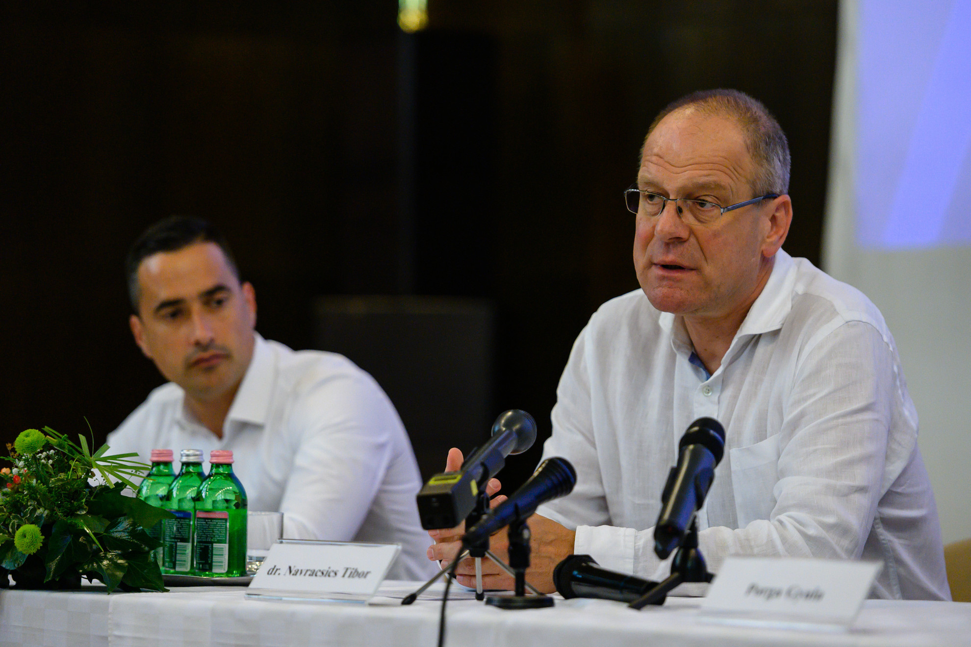 Fotó: MTI/Vasvári Tamás Navracsics Tibor, a Veszprém-Balaton Európa Kulturális Fővárosa Program 2023 (EKF) kormánybiztosa (j) és Ovádi Péter fideszes országgyűlési képviselő az EKF-ről tartott veszprémi sajtótájékoztatón