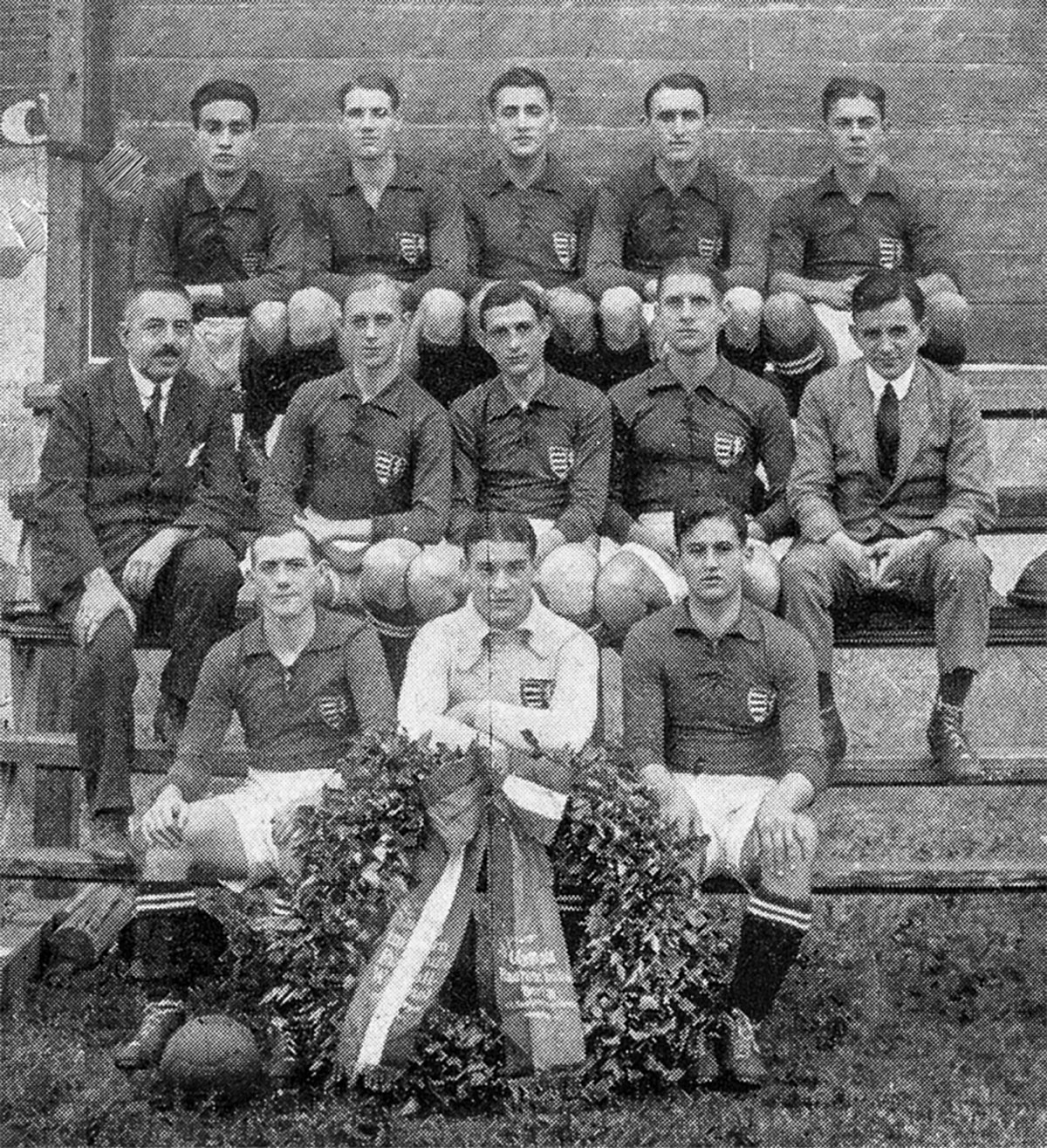 Az első magyar profi futballcsapat, amely 1920-ban alakult, de rövid szereplés után feloszlott. Legfelső sor (balról): Wilhelm, Jeszmás, Nemes, Pataki, Kollár. Középső sor: Malaky Szilárd, Viola, Nyúl I, Ging, Rainer Béla. Alsó sor: Feldmann, Plattkó, Szendrő