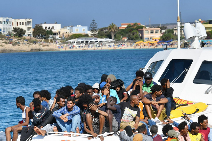 Sorra érkeznek a migránscsónakok Lampedusa felé