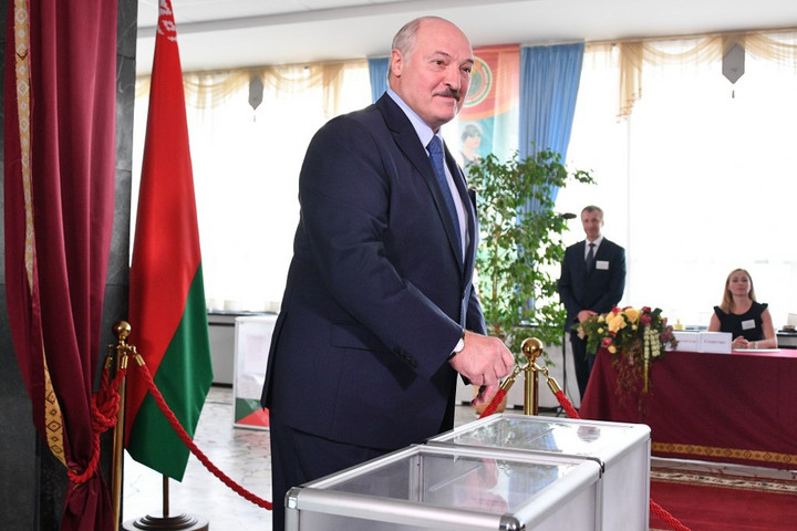 A hivatalos exit poll szerint Lukasenka simán győz a fehérorosz elnökválasztáson