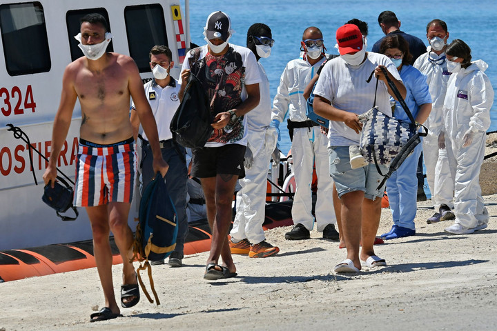 Lampedusán tüntettek a migráció ellen