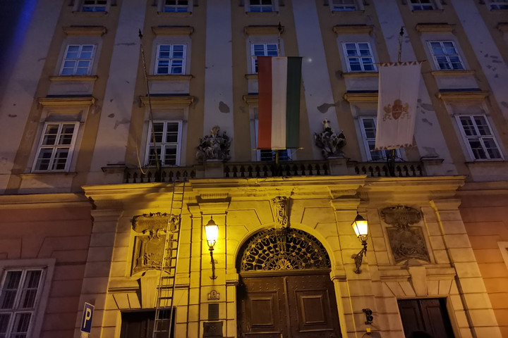 A Mi Hazánk alelnöke távolította el a városházáról a szivárványos zászlót