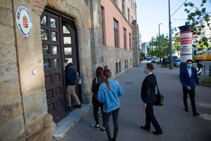 Fotó: MH/Purger Tamás Az új fertőzöttek átlagéletkora 26 év