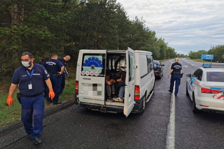 Tizenegy illegális migránst akart Ausztriába juttatni egy román sofőr