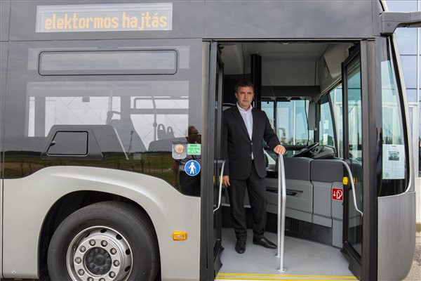 Palkovics: Tíz év alatt lecserélhető a városi buszállomány fele