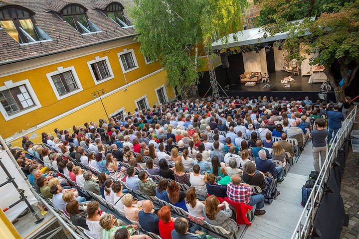 Fotó: szentendreiteatrum.hu Retrospektív előadással nyílik meg a Szentendrei Teátrum nyári évada