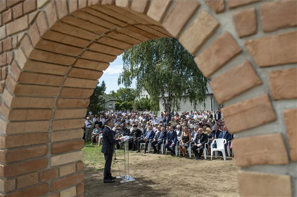 Fotó: MTI/Komka Péter Magyarországi és székely falvak összefogásával avattak trianoni emlékművet