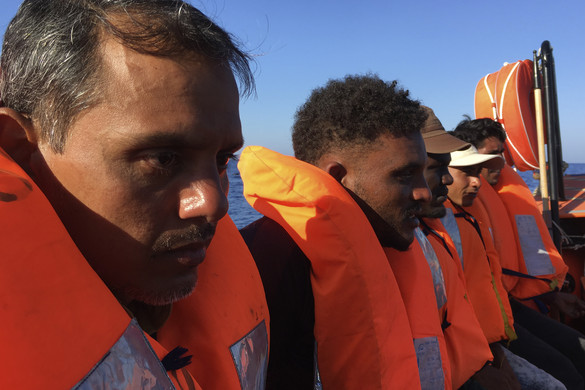 Virágzik a migránstaxiztatás