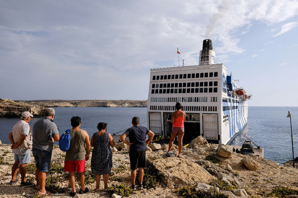Lampedusán katonák zárták le a migránstábort