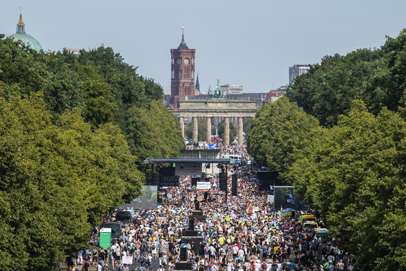 Fotó: AFP/John MACDOUGALL Fontolgatja a tüntetések ideiglenes betiltását Berlin