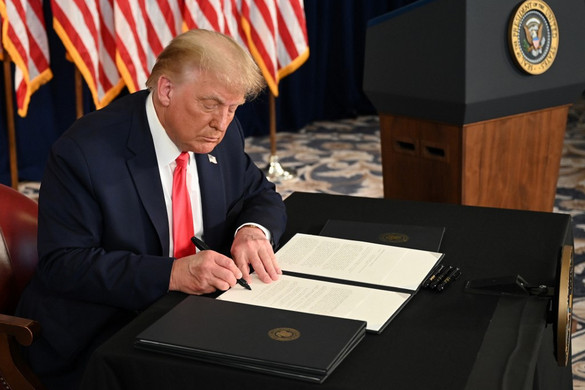Trump négy elnöki rendeletet írt alá a gazdaság támogatására