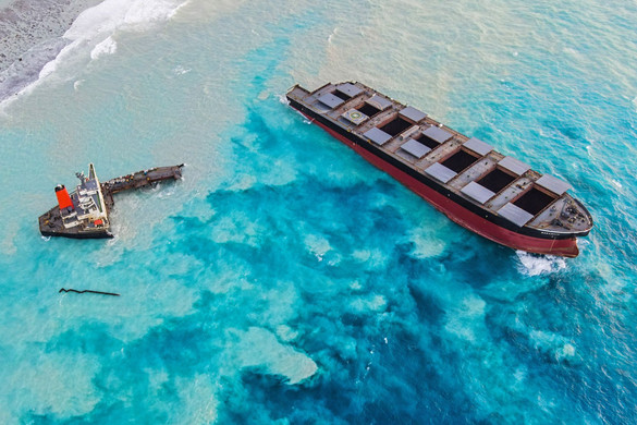 Az óceánba süllyesztik a kettétört teherhajó egy részét a mauritiusi hatóságok