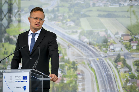 Szijjártó: Folytatni kell a közúthálózat fejlesztését