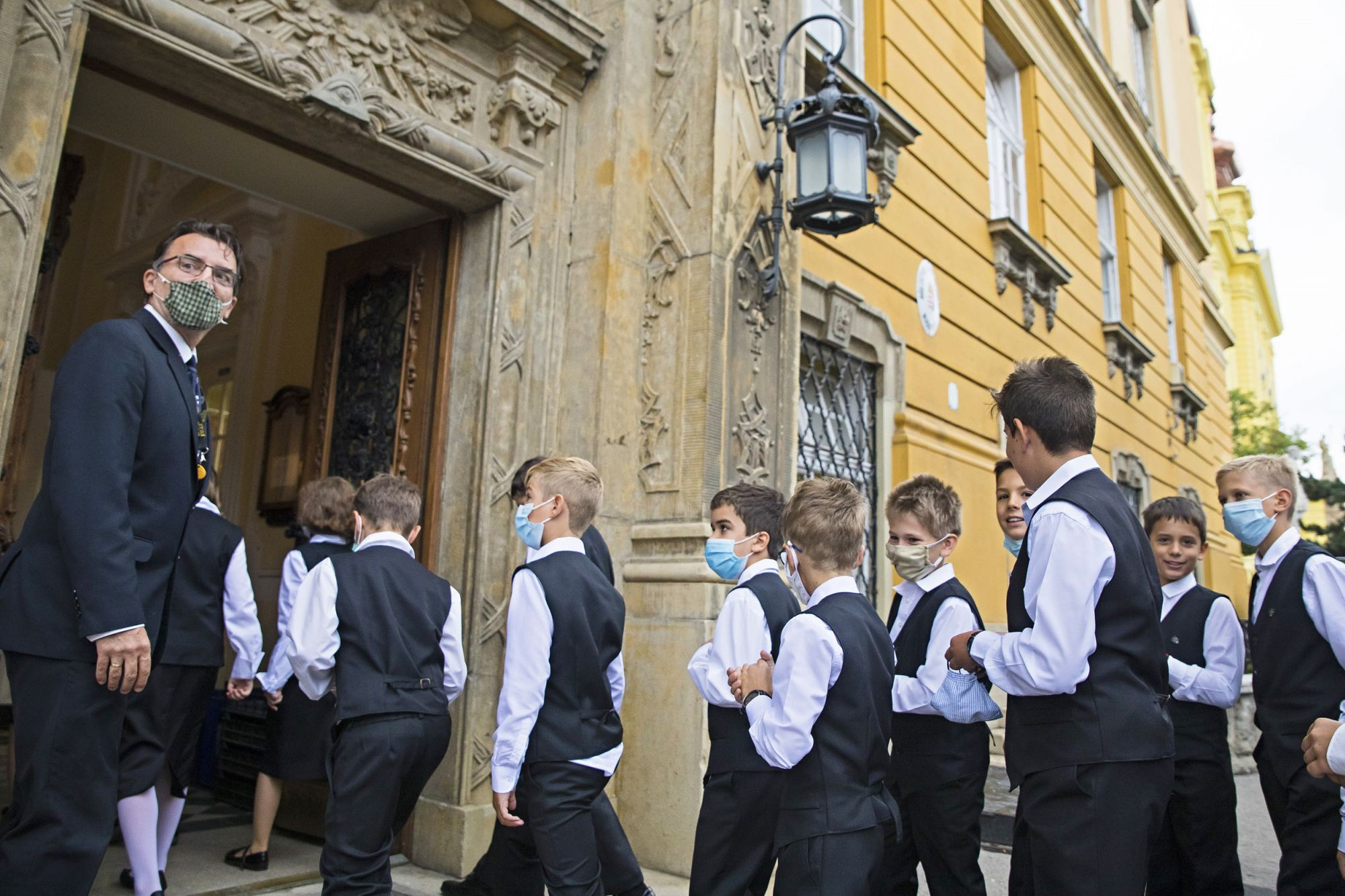 Több mint ezer új fertőzött itthon
