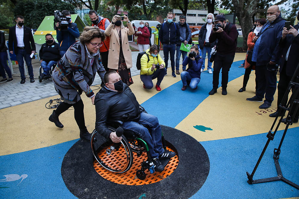 Mozgássérültek számára is használható játszótér