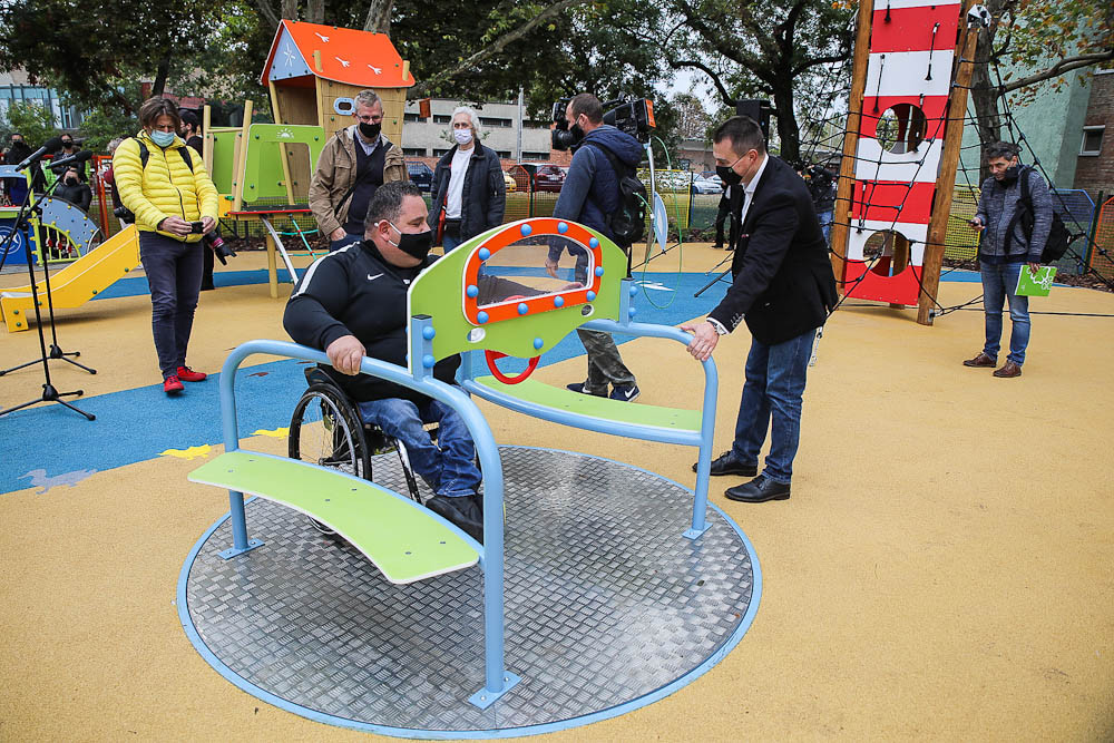 Mozgássérültek számára is használható játszótér