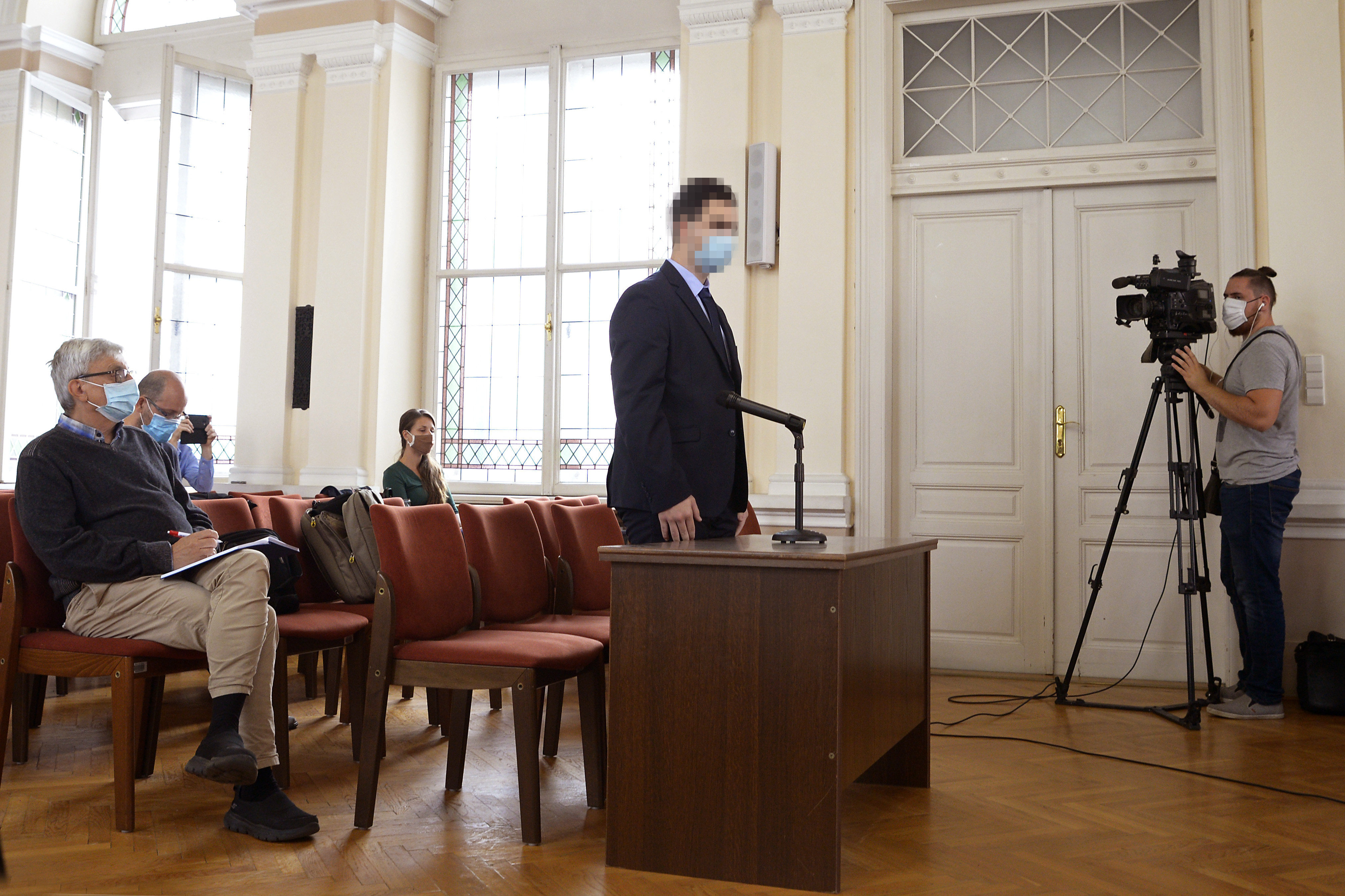 Szeretnék mutatni valamit - mondta a győri fiú a tanárnőnek, majd beledöfte a hátába a kést