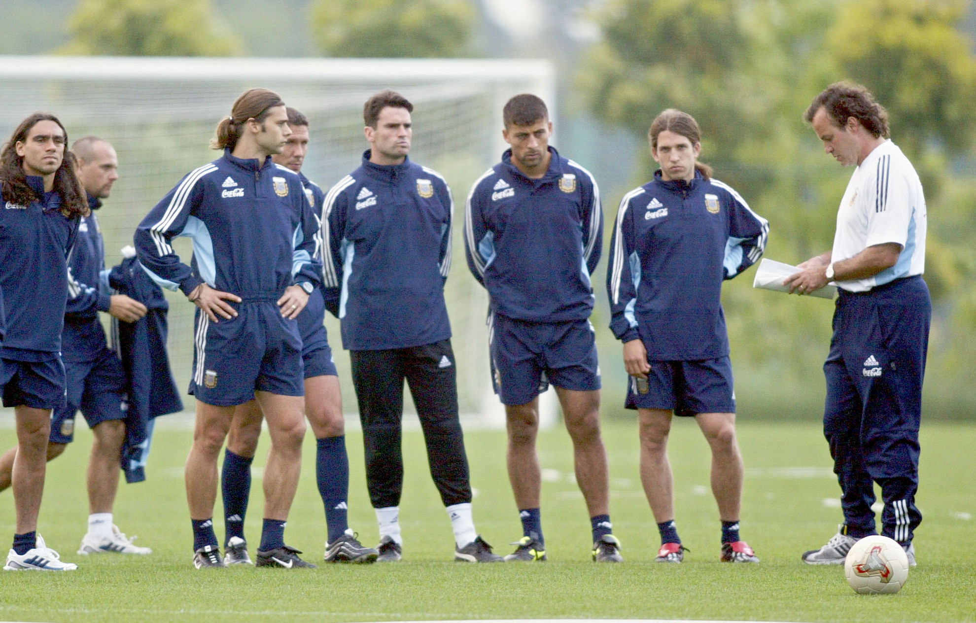 Fotó: AFP/Daniel Garcia Bielsa edzést vezet az argentin válogatott tagjainak a 2002-es világbajnokságon