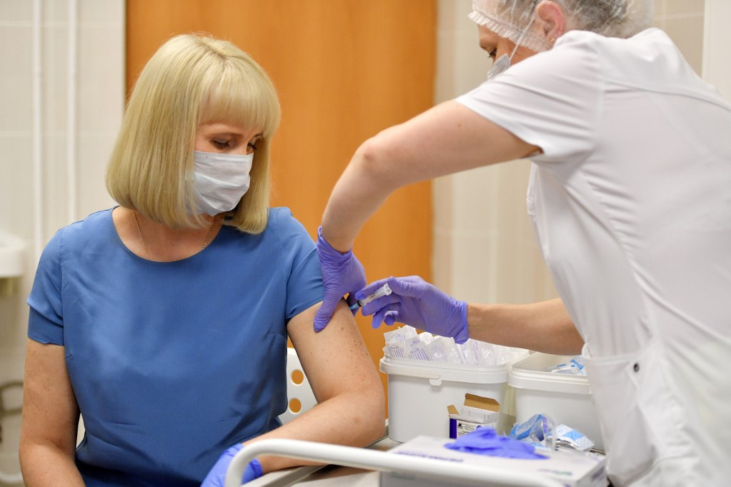 Fotó: AFP/Vladimir Pesnya/Sputnik Önkéntest oltanak be az orosz koronavírus vakcinával a klinikai vizsgálatok harmadik szakaszában