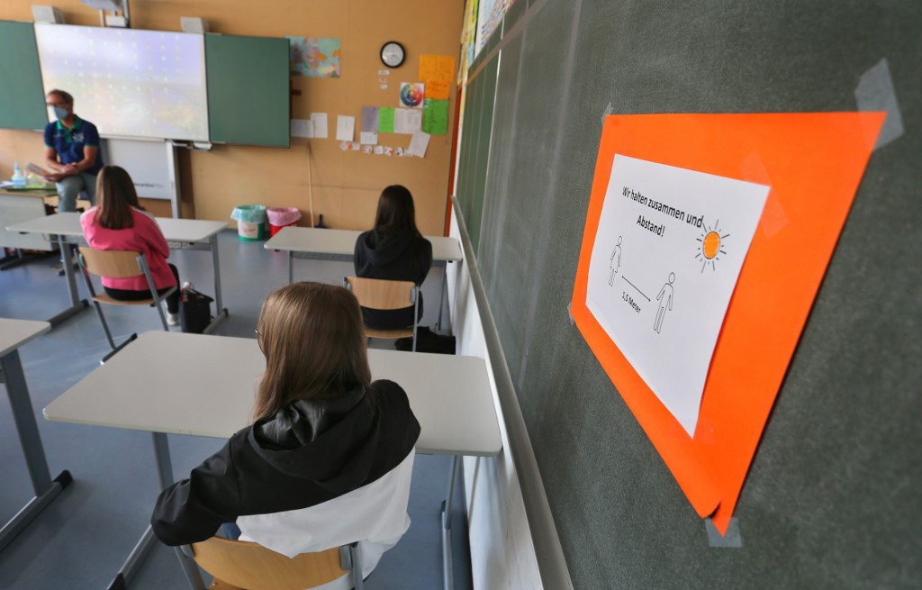Odafigyelnek a megfelelő távolságtartásra a német iskolákban