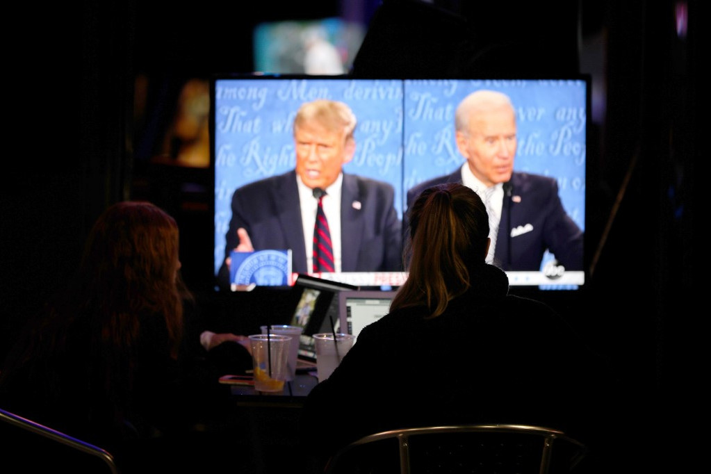 Amerikaiak nézik a vitát a televízió képernyőjén