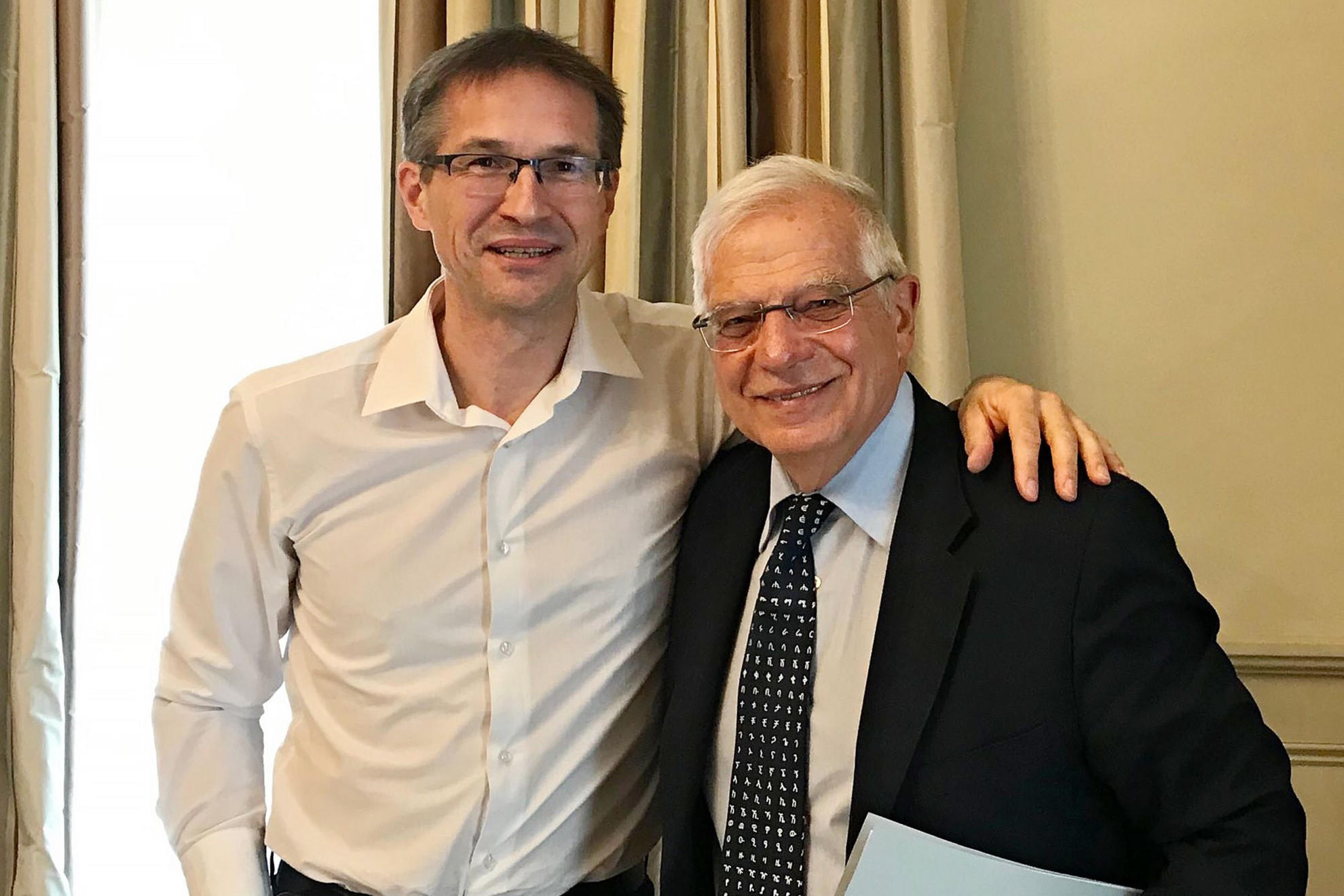Fotó: Twitter Brüsszeli kapcsolatok. Knaus jó viszonyt ápol Josep Borrell uniós főképviselővel
