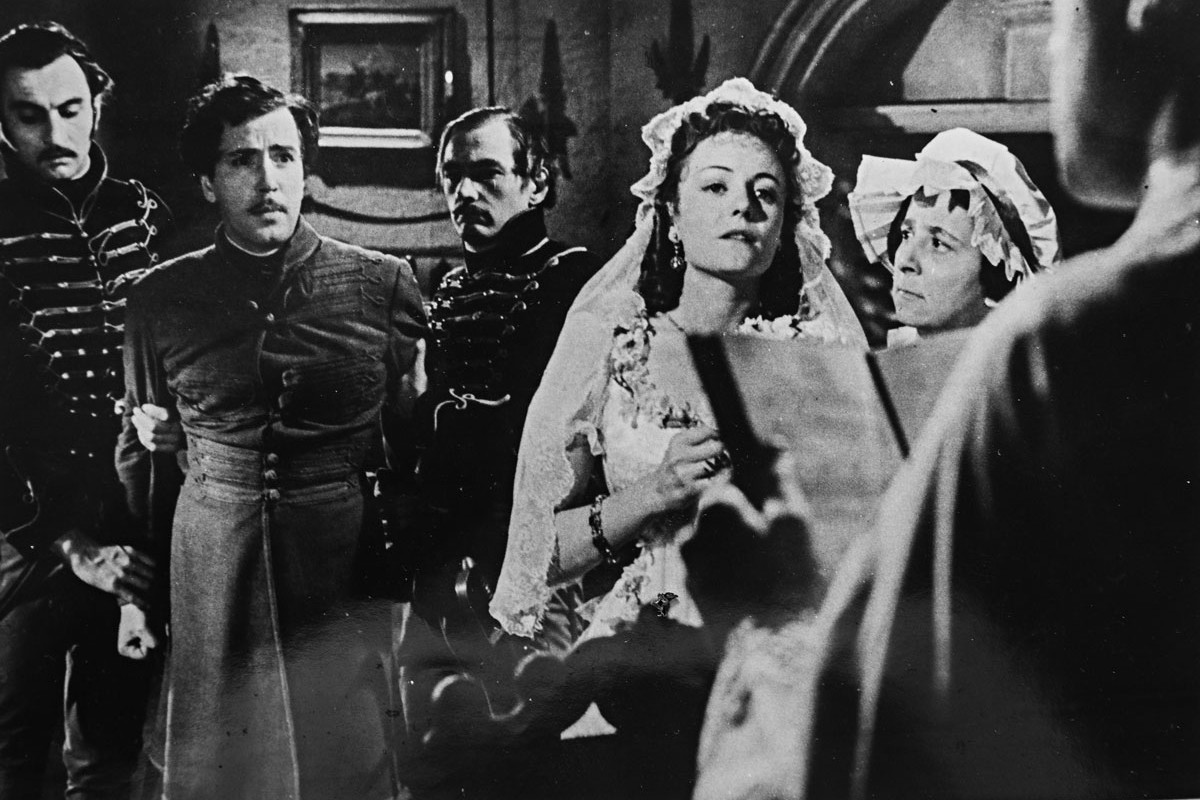 A Különös házasság című film egyik jelenete. Balról: Benkő Gyula (Buttler János gróf), Örkényi Éva (Horváth Piroska), Gobbi Hilda (Szimácsiné)