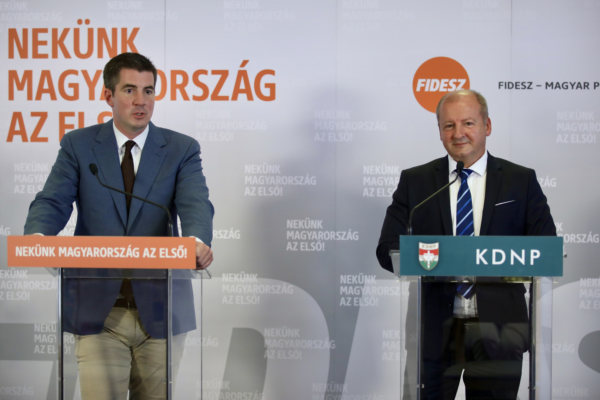 Kocsis Máté, a Fidesz (b) és Simicskó István, a KDNP (j) frakcióvezetője a szezonnyitó közös frakcióülést követően sajtótájékoztatót tart az Országgyűlés Irodaházában