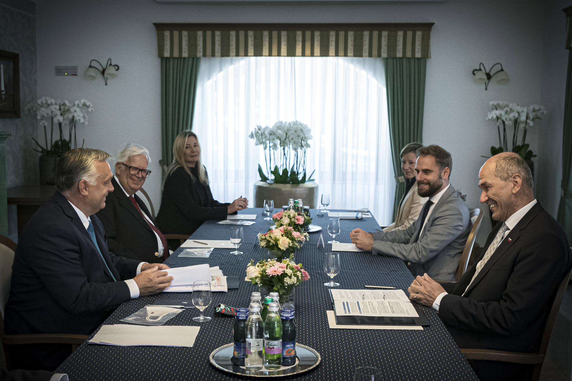 Orbán Viktor miniszterelnök (b) és Janez Jansa szlovén miniszterelnök (j) kétoldalú megbeszélést folytat a szlovéniai Bledben