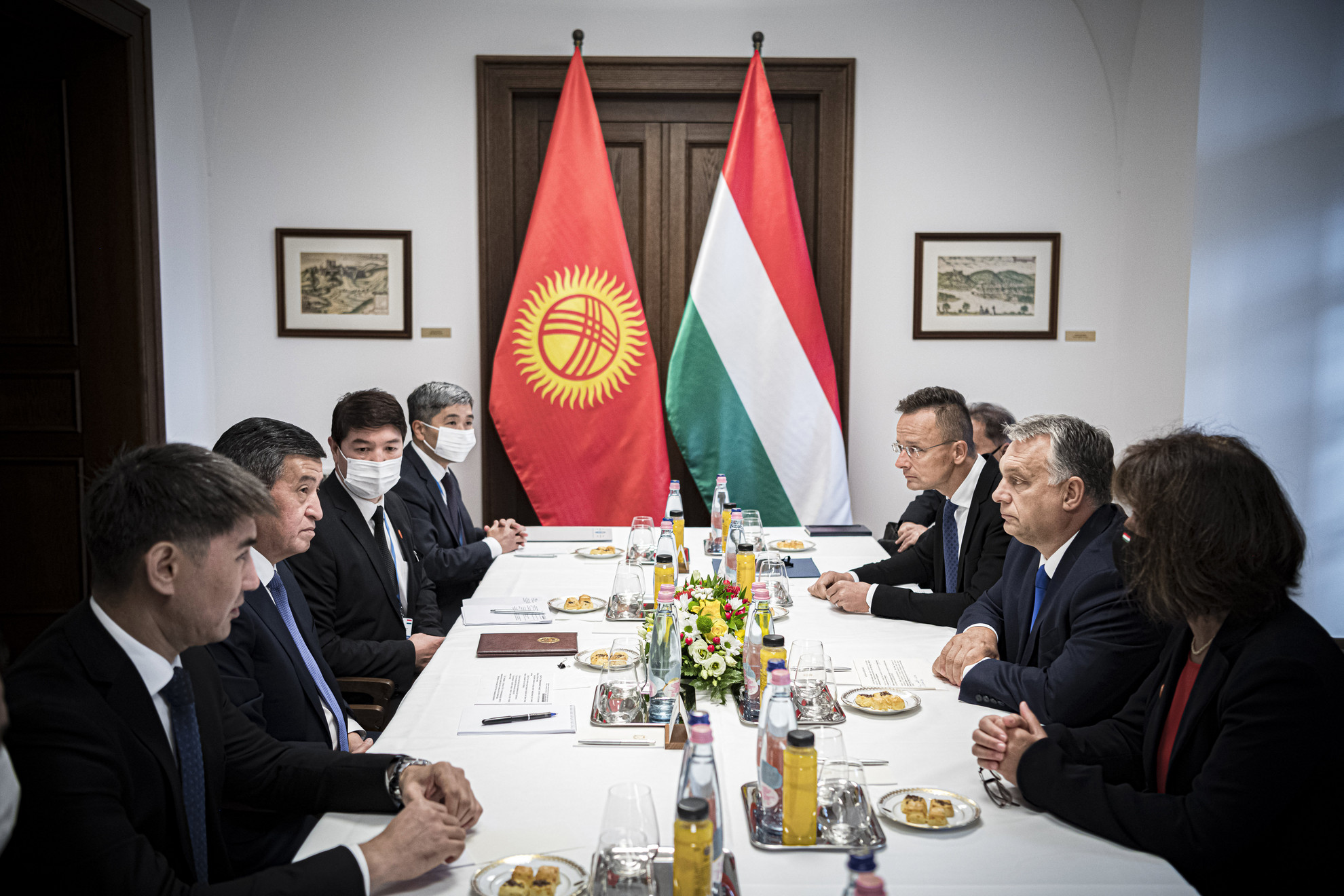 A Miniszterelnöki Sajtóiroda által közreadott képen Orbán Viktor miniszterelnök (j2) és Szooronbaj Dzsejenbekov kirgiz államfő (b2) találkozója a Karmelita kolostorban. A kormányfő mellett Szijjártó Péter külgazdasági és külügyminiszter