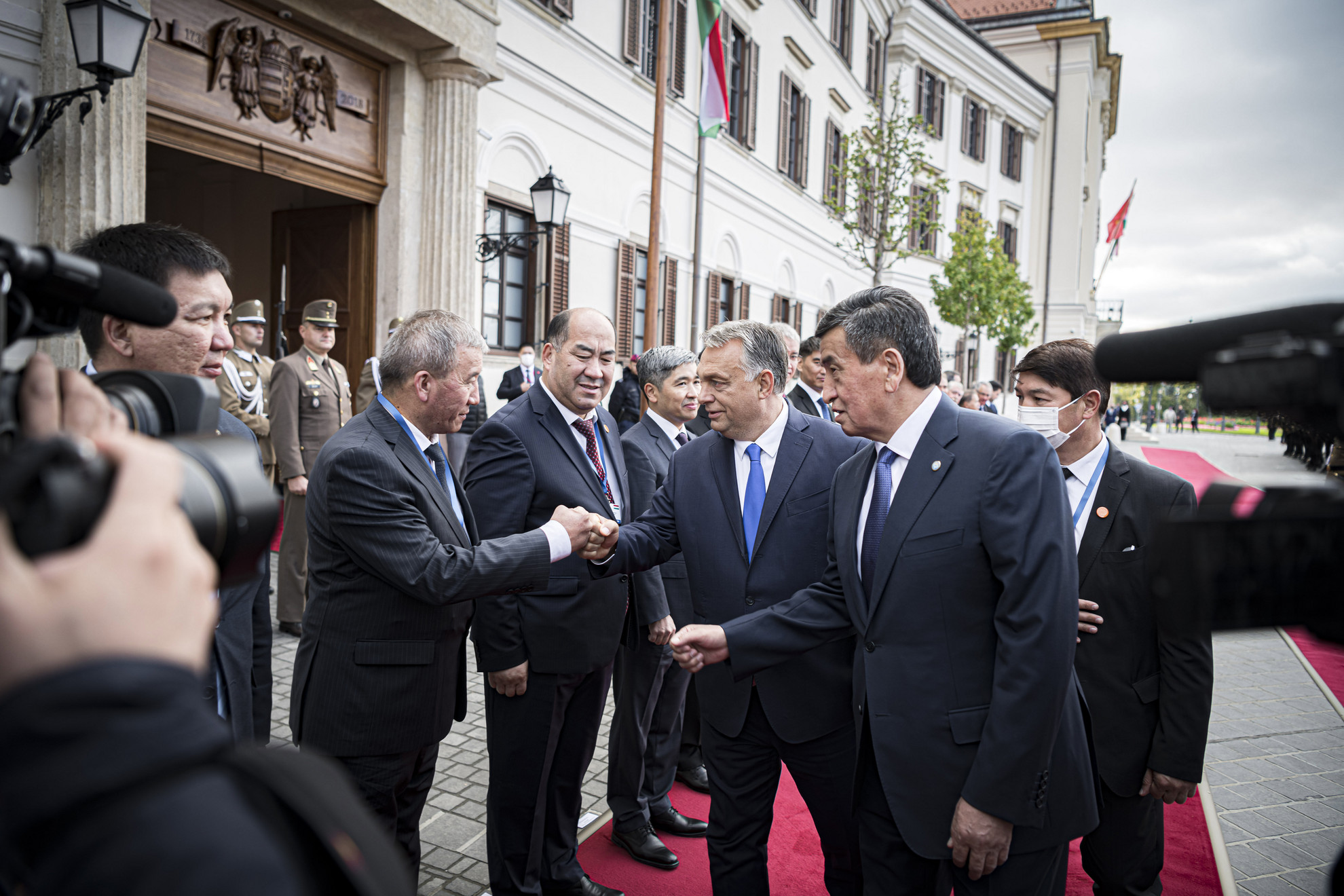 Orbán Viktor miniszterelnök (j3) fogadja Szooronbaj Dzsejenbekov kirgiz államfőt (j2) és delegációjának tagjait a Karmelita kolostor előtt
