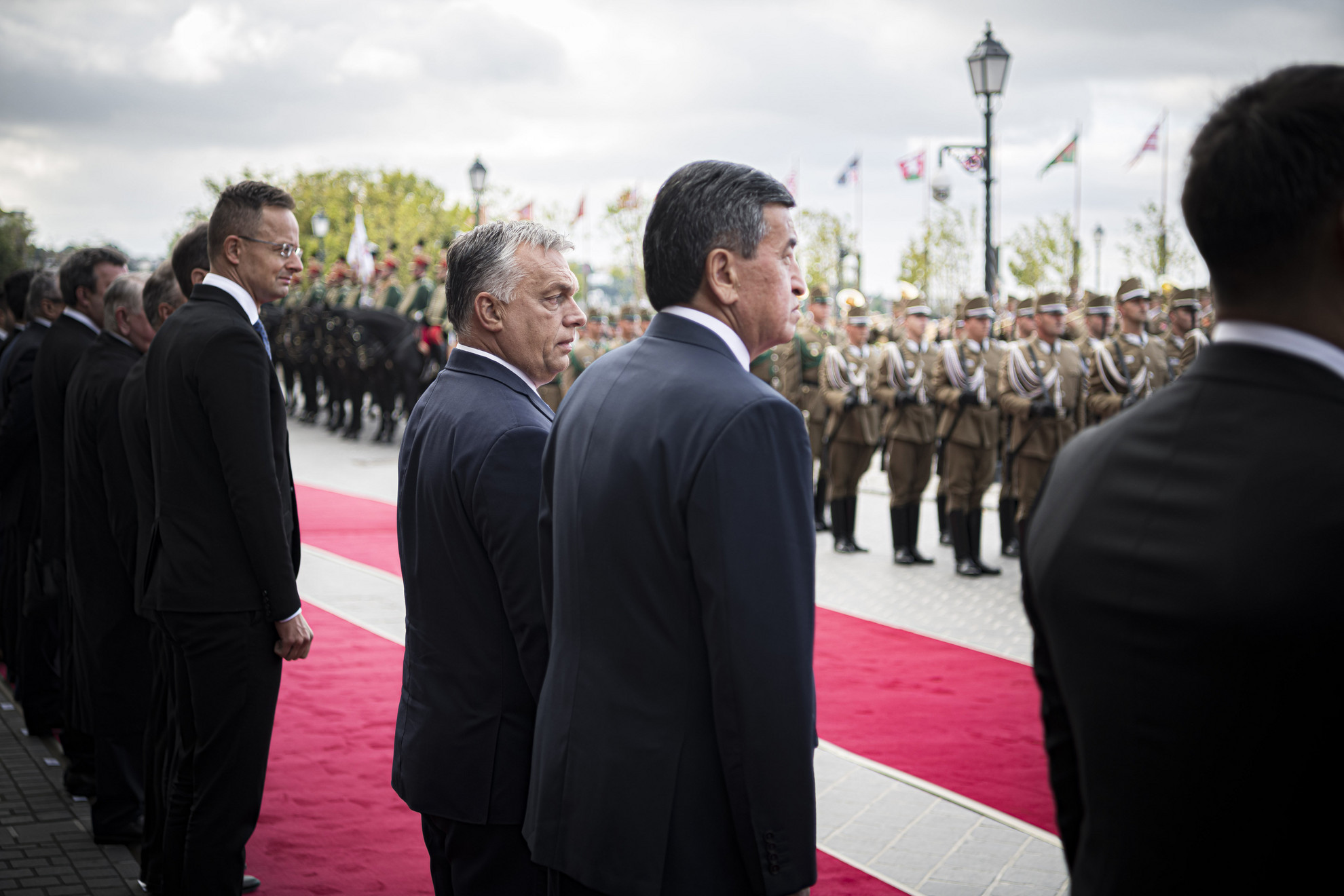 A képen Orbán Viktor miniszterelnök (középen b) fogadja Szooronbaj Dzsejenbekov kirgiz államfőt (középen j) a Karmelita kolostor előtt