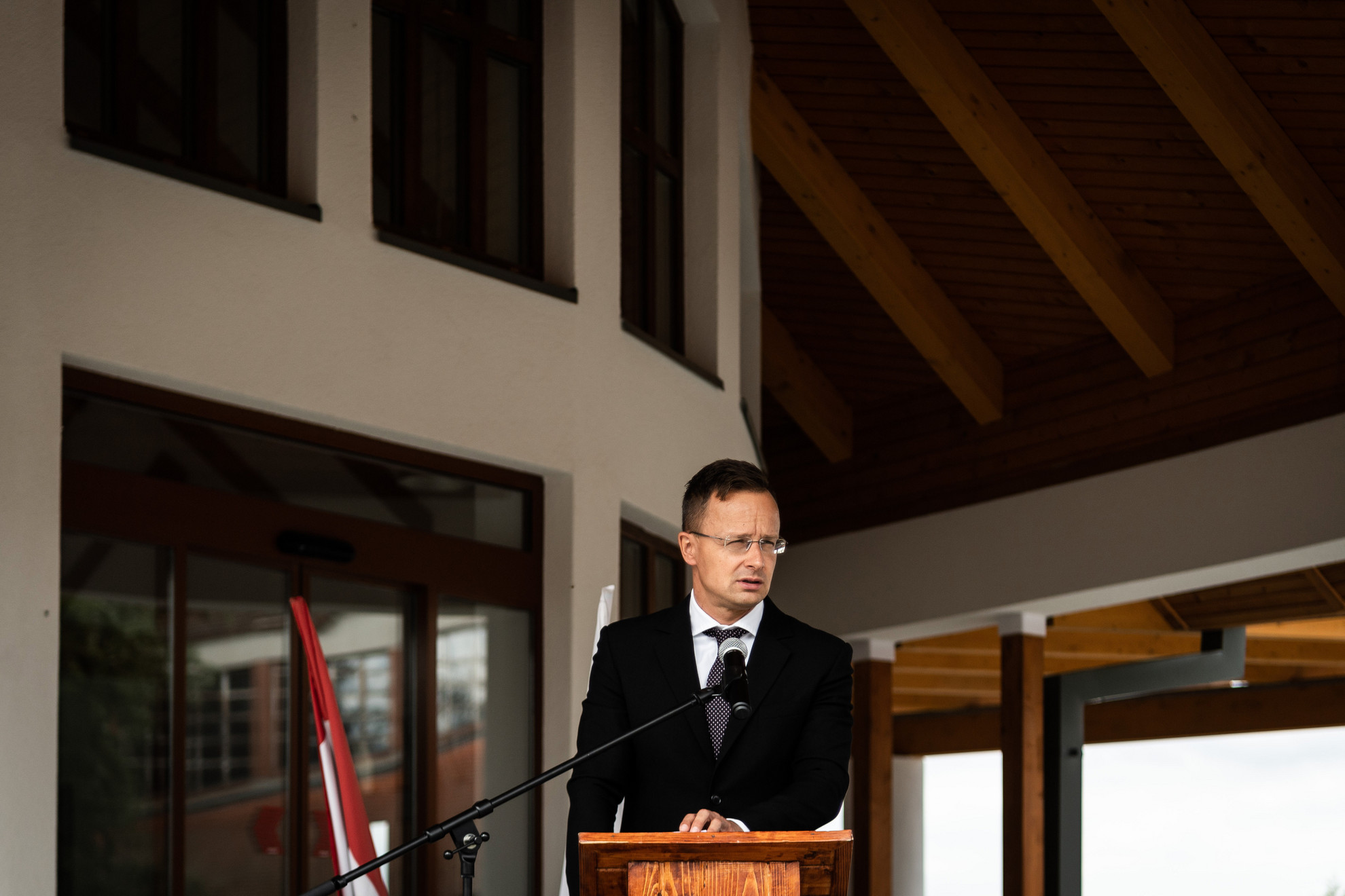 Szijjártó Péter külgazdasági és külügyminiszter beszédet mond a csengeri Makovecz épület átadásán 2020. szeptember 2-án