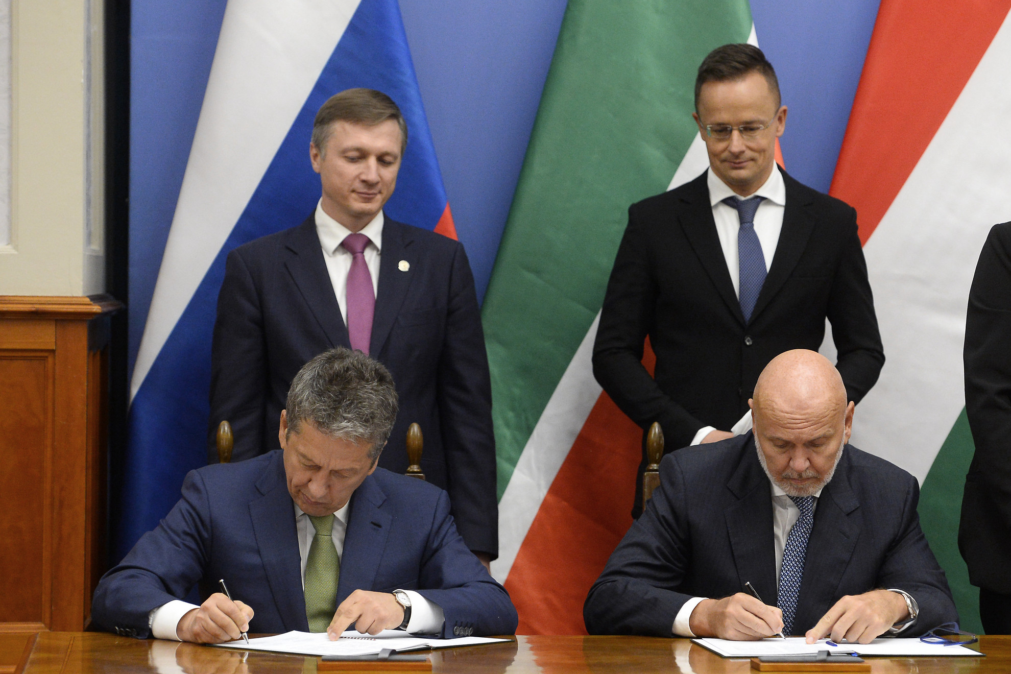Fotó: MTI/Soós Lajos Világi Oszkár, a Mol csoportszintű innovatív üzletágak és szolgáltatások ügyvezető igazgatója (j) és Nail Maganov, a Tatneft Zrt. vezérigazgatója (b) együttműködési megállapodást ír alá Szijjártó Péter külgazdasági és külügyminiszter (hátul, j) és Albert Karimov, az oroszországi Tatár Köztársaság miniszterelnök-helyettese (hátul, b) jelenlétében Budapesten