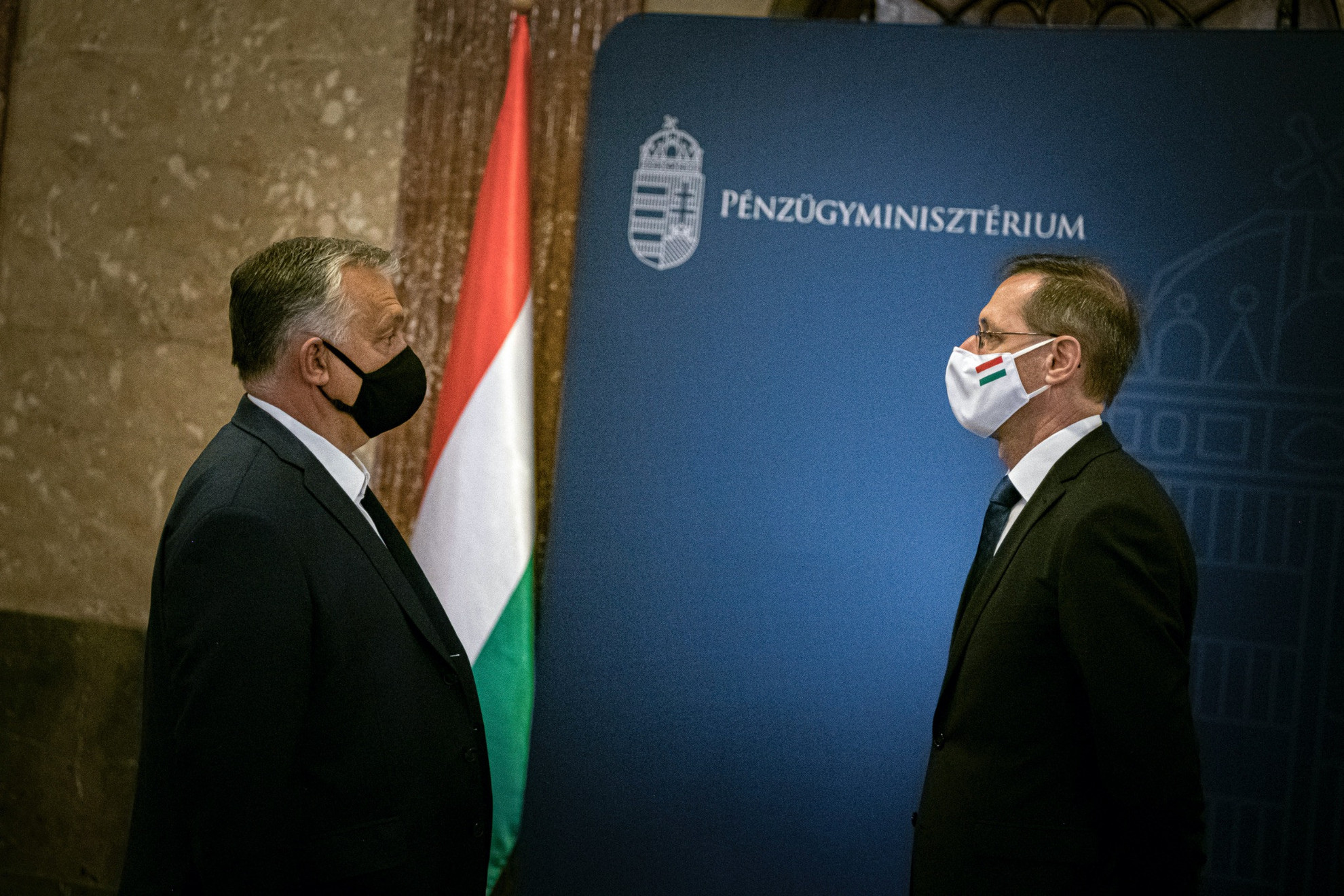 Fotó: MTI/Miniszterelnöki Sajtóiroda Orbán Viktor miniszterelnök (b) a Gazdaságvédelmi Operatív Törzs ülésén Budapesten 2020. szeptember 19-én. A kormányfő mellett Varga Mihály pénzügyminiszter