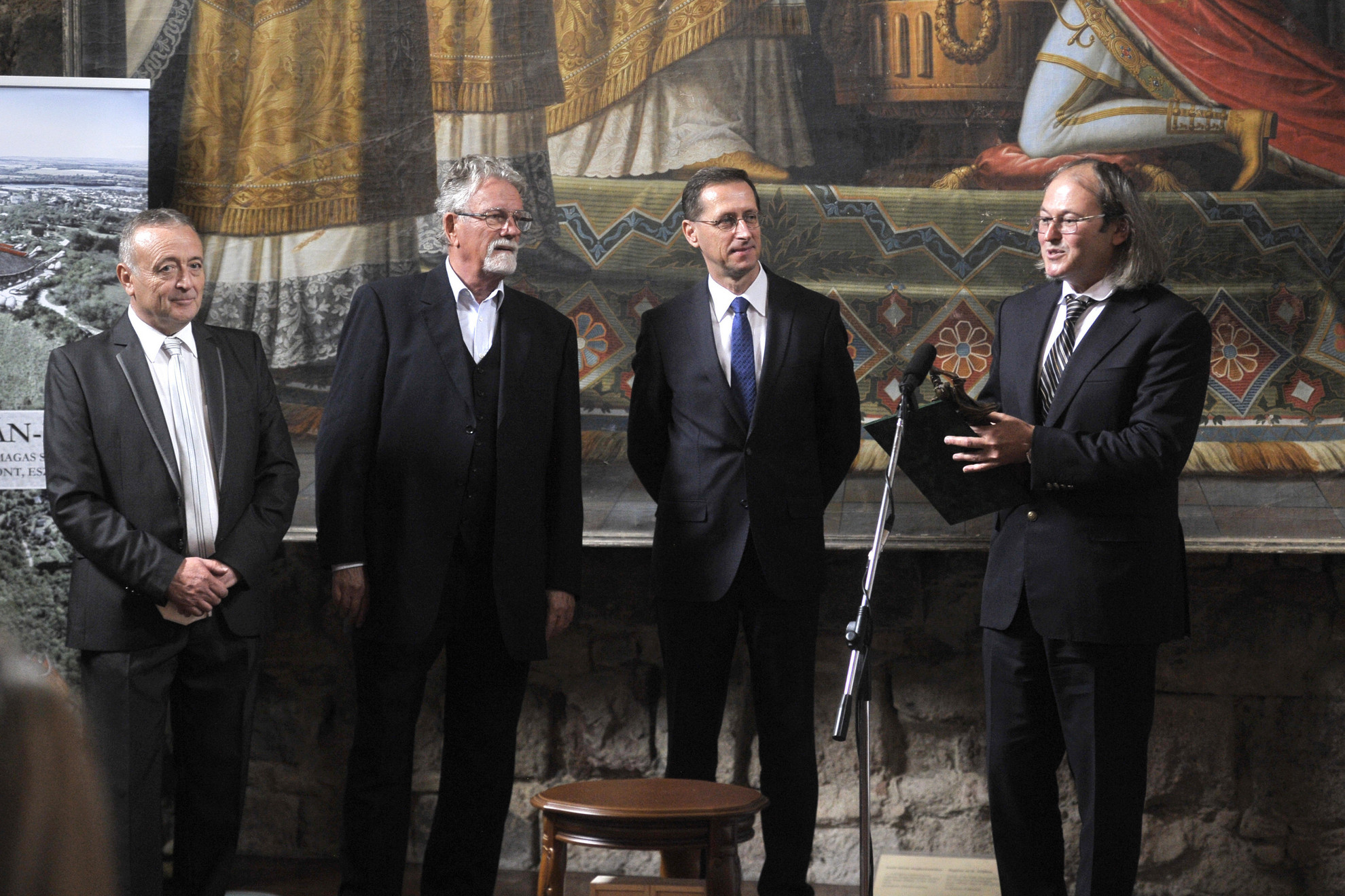 Fotó: MTI/Kovács Attila A Szent István-díjjal kitüntetett Méry Gábor felvidéki könyvkiadó, a Méry Ratio Kiadó alapítója (j) beszél az elismerés átvétele után a Magyar Nemzeti Múzeum Esztergomi Vármúzeuma koronatermében 2020. szeptember 26-án. Jobbról Varga Mihály pénzügyminiszter (j2), Jankovics Marcell Kossuth- és Balázs Béla-díjas rajzfilmrendező, a Magyar Művészeti Akadémia tiszteletbeli elnöke, a díjat odaítélő alapítvány kuratóriumának elnöke (j3) és Bihari Antal, a díj alapítója, a kuratórium tagja (j4)