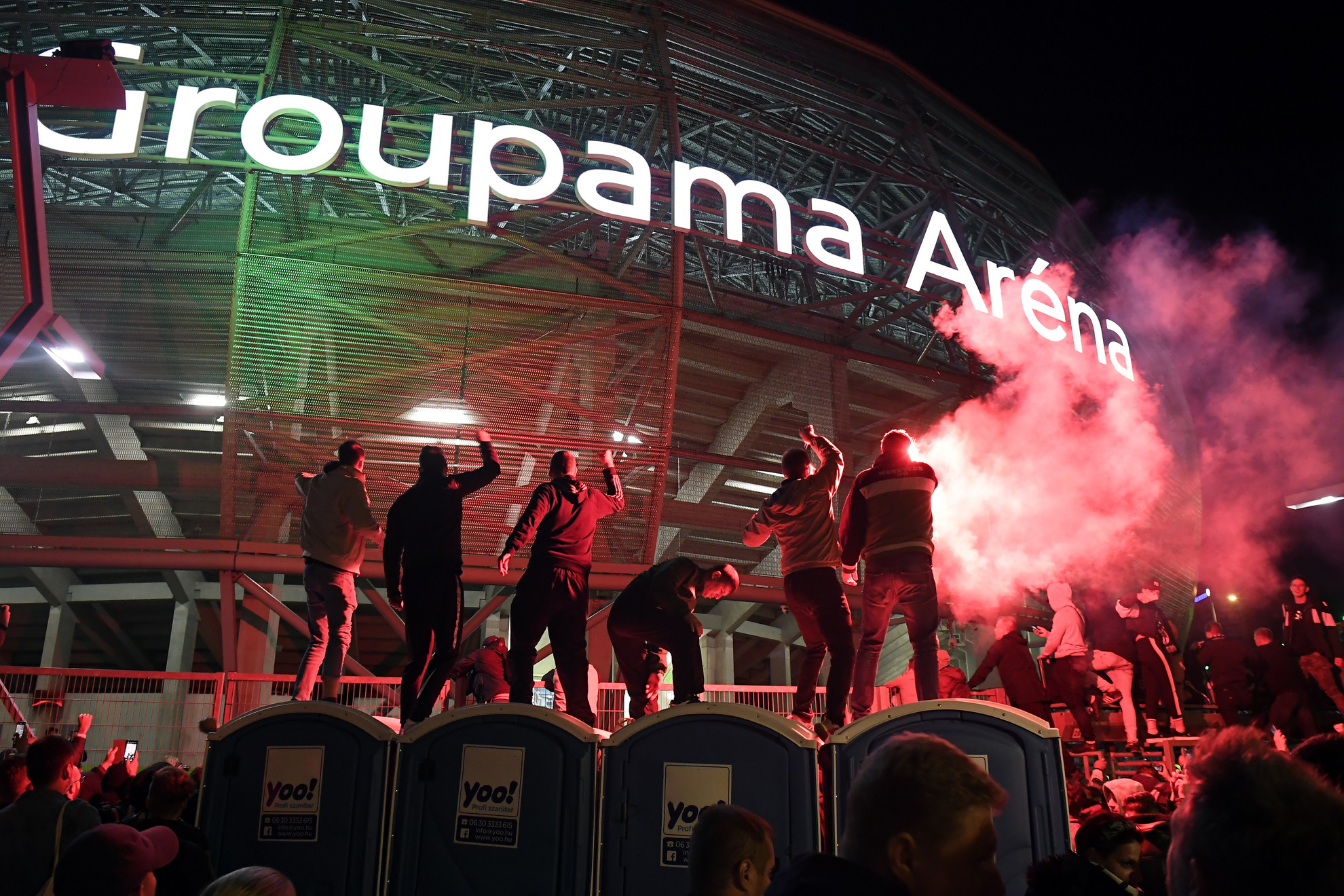 Fotó: MTI/Kovács Tamás Ferencvárosi szurkolók ünneplik csapatukat a labdarúgó Bajnokok Ligája-selejtezőjének negyedik fordulójában játszott Ferencváros-Molde zárt kapus mérkőzés után a budapesti Groupama Aréna előtt 2020. szeptember 29-én