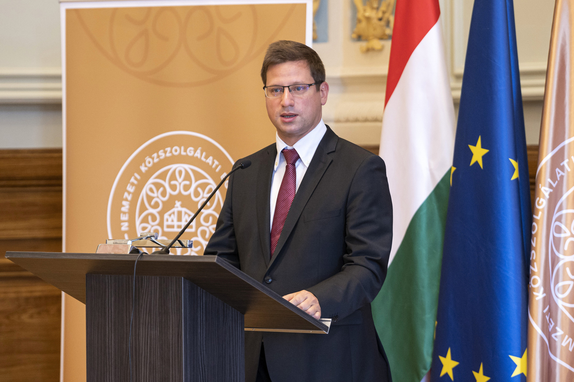 Fotó: MTI/Szigetváry Zsolt Gulyás Gergely Miniszterelnökséget vezető miniszter beszédet mond a Nemzeti Közszolgálati Egyetem és az Igazságügyi Minisztérium közös, Nemzetek Európája elnevezésű karrierprogramjának nyitóünnepségén a Nemzeti Közszolgálati Egyetem Széchenyi dísztermében