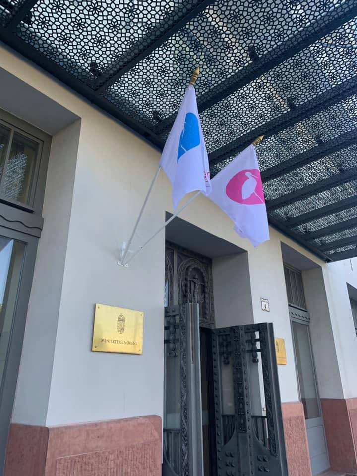A Miniszterelnökség épületén is lengenek a zászlók