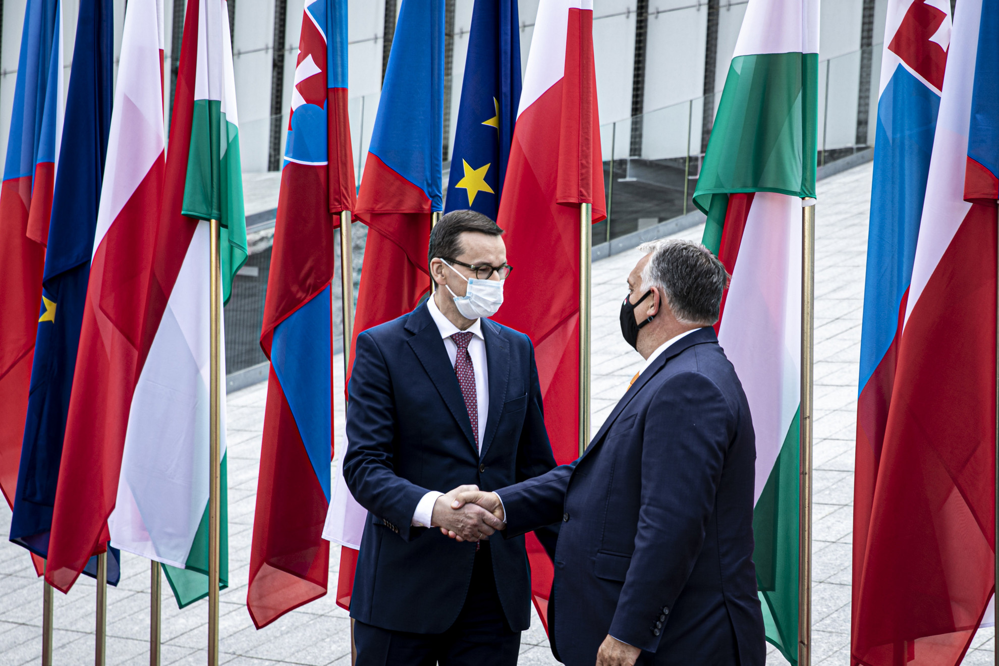 Fotó: MTI/Miniszterelnöki Sajtóiroda Orbán Viktor magyar (j) és Mateusz Morawiecki lengyel kormányfő a visegrádi országok miniszterelnökeinek egyeztetésén